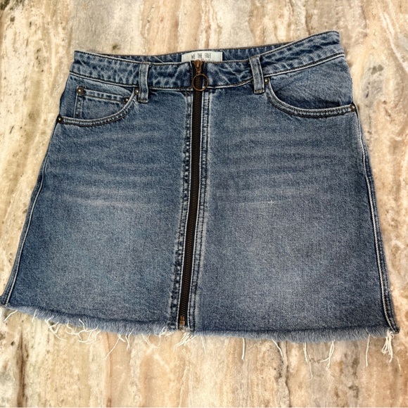 Women’s FREE PEOPLE Zip It Up Medium Wash Denim Jean
Mini Skirt Size 28 - Picture 4 of 7